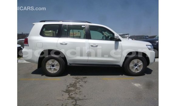 Acheter Import Voiture Toyota Land Cruiser Blanc à Import - Dubai, Somalie Acheter Import Voiture Toyota Land Cruiser Blanc à Import - Dubai, Somalie