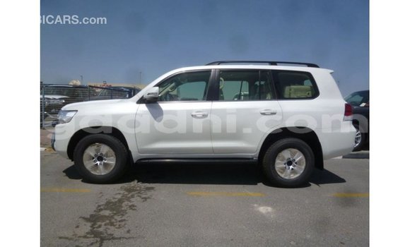 Acheter Import Voiture Toyota Land Cruiser Blanc à Import - Dubai, Somalie Acheter Import Voiture Toyota Land Cruiser Blanc à Import - Dubai, Somalie