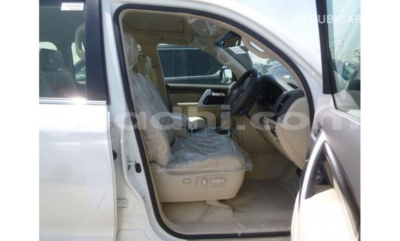 Acheter Import Voiture Toyota Land Cruiser Blanc à Import - Dubai, Somalie Acheter Import Voiture Toyota Land Cruiser Blanc à Import - Dubai, Somalie