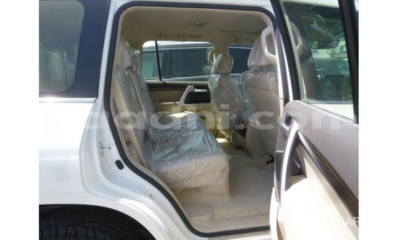 Acheter Import Voiture Toyota Land Cruiser Blanc à Import - Dubai, Somalie Acheter Import Voiture Toyota Land Cruiser Blanc à Import - Dubai, Somalie