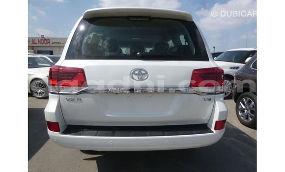 Acheter Import Voiture Toyota Land Cruiser Blanc à Import - Dubai, Somalie Acheter Import Voiture Toyota Land Cruiser Blanc à Import - Dubai, Somalie