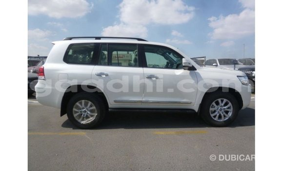 Acheter Import Voiture Toyota Land Cruiser Blanc à Import - Dubai, Somalie Acheter Import Voiture Toyota Land Cruiser Blanc à Import - Dubai, Somalie