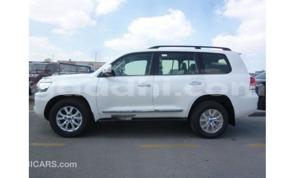 Acheter Import Voiture Toyota Land Cruiser Blanc à Import - Dubai, Somalie Acheter Import Voiture Toyota Land Cruiser Blanc à Import - Dubai, Somalie