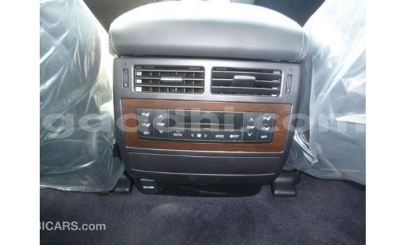 Acheter Import Voiture Toyota Land Cruiser Blanc à Import - Dubai, Somalie Acheter Import Voiture Toyota Land Cruiser Blanc à Import - Dubai, Somalie