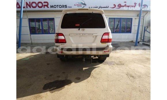 Acheter Import Voiture Toyota Land Cruiser Blanc à Import - Dubai, Somalie Acheter Import Voiture Toyota Land Cruiser Blanc à Import - Dubai, Somalie