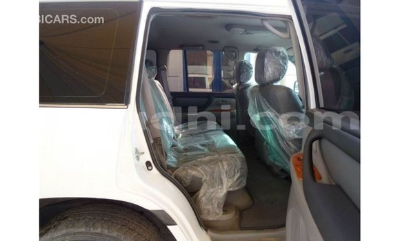 Acheter Import Voiture Toyota Land Cruiser Blanc à Import - Dubai, Somalie Acheter Import Voiture Toyota Land Cruiser Blanc à Import - Dubai, Somalie