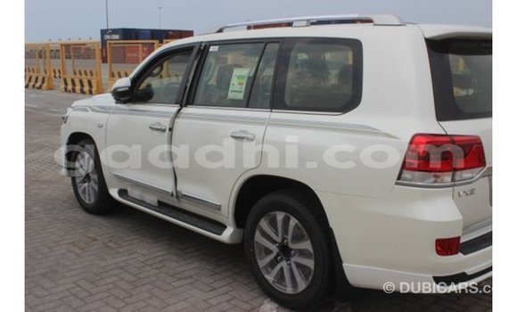 اشتري Imported Toyota Land Cruiser أبيض سيارة في Import - Dubai في الصومال اشتري Imported Toyota Land Cruiser أبيض سيارة في Import - Dubai في الصومال