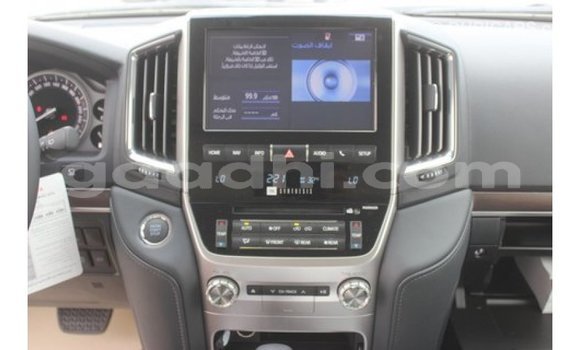 اشتري Imported Toyota Land Cruiser أبيض سيارة في Import - Dubai في الصومال اشتري Imported Toyota Land Cruiser أبيض سيارة في Import - Dubai في الصومال