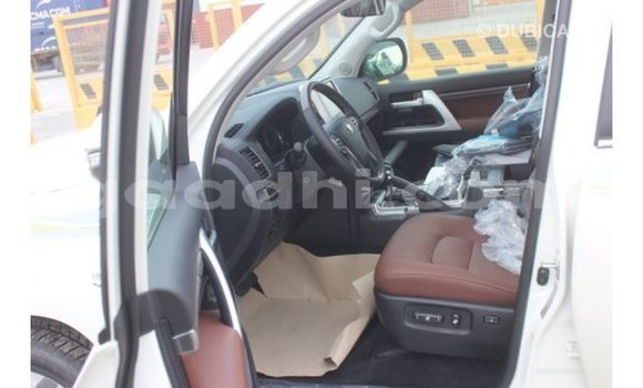 اشتري Imported Toyota Land Cruiser أبيض سيارة في Import - Dubai في الصومال اشتري Imported Toyota Land Cruiser أبيض سيارة في Import - Dubai في الصومال