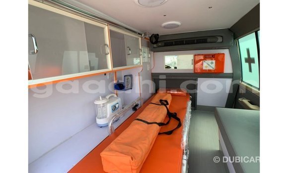 اشتري Imported Toyota Land Cruiser اللون البيج سيارة في Import - Dubai في الصومال اشتري Imported Toyota Land Cruiser اللون البيج سيارة في Import - Dubai في الصومال