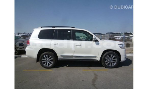 Acheter Import Voiture Toyota Land Cruiser Blanc à Import - Dubai, Somalie Acheter Import Voiture Toyota Land Cruiser Blanc à Import - Dubai, Somalie
