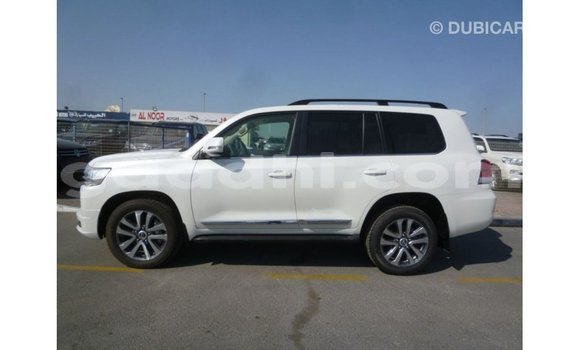Acheter Import Voiture Toyota Land Cruiser Blanc à Import - Dubai, Somalie Acheter Import Voiture Toyota Land Cruiser Blanc à Import - Dubai, Somalie