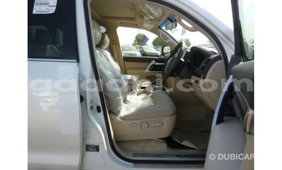 Acheter Import Voiture Toyota Land Cruiser Blanc à Import - Dubai, Somalie Acheter Import Voiture Toyota Land Cruiser Blanc à Import - Dubai, Somalie