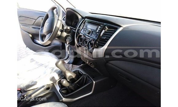 اشتري Imported Mitsubishi L200 أبيض سيارة في Import - Dubai في الصومال اشتري Imported Mitsubishi L200 أبيض سيارة في Import - Dubai في الصومال