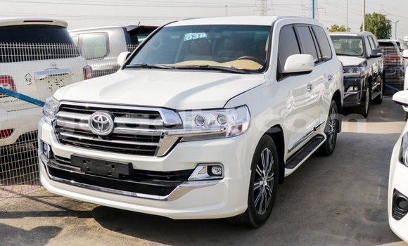 Acheter Import Voiture Toyota Land Cruiser Blanc à Import - Dubai, Somalie Acheter Import Voiture Toyota Land Cruiser Blanc à Import - Dubai, Somalie