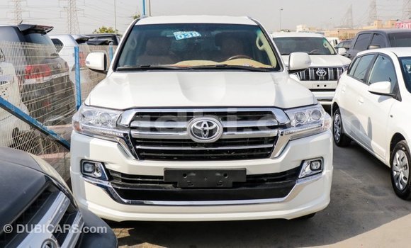 Acheter Import Voiture Toyota Land Cruiser Blanc à Import - Dubai, Somalie Acheter Import Voiture Toyota Land Cruiser Blanc à Import - Dubai, Somalie