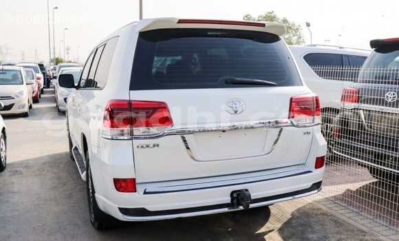 Acheter Import Voiture Toyota Land Cruiser Blanc à Import - Dubai, Somalie Acheter Import Voiture Toyota Land Cruiser Blanc à Import - Dubai, Somalie