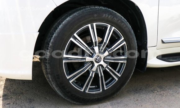Acheter Import Voiture Toyota Land Cruiser Blanc à Import - Dubai, Somalie Acheter Import Voiture Toyota Land Cruiser Blanc à Import - Dubai, Somalie