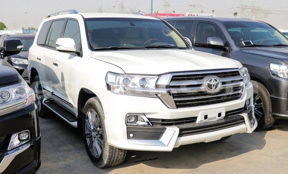 ይግዙ Imported Toyota Land Cruiser ነጭ መኪና በ Import - Dubai በ ሶማሊያ ይግዙ Imported Toyota Land Cruiser ነጭ መኪና በ Import - Dubai በ ሶማሊያ