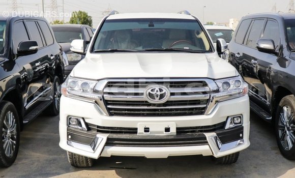 ይግዙ Imported Toyota Land Cruiser ነጭ መኪና በ Import - Dubai በ ሶማሊያ ይግዙ Imported Toyota Land Cruiser ነጭ መኪና በ Import - Dubai በ ሶማሊያ