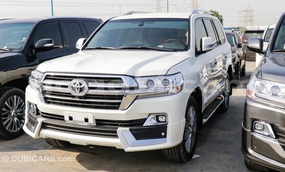 ይግዙ Imported Toyota Land Cruiser ነጭ መኪና በ Import - Dubai በ ሶማሊያ ይግዙ Imported Toyota Land Cruiser ነጭ መኪና በ Import - Dubai በ ሶማሊያ