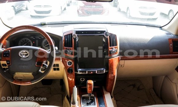 ይግዙ Imported Toyota Land Cruiser ነጭ መኪና በ Import - Dubai በ ሶማሊያ ይግዙ Imported Toyota Land Cruiser ነጭ መኪና በ Import - Dubai በ ሶማሊያ