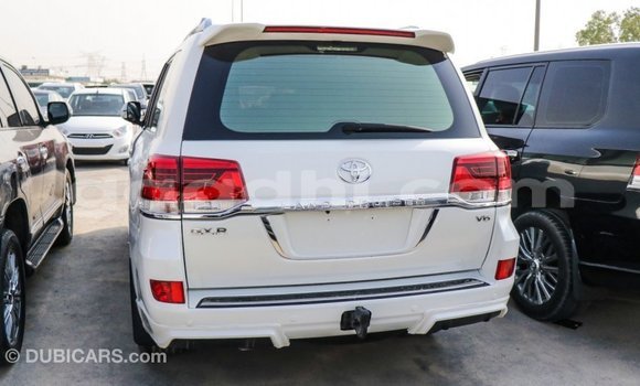 ይግዙ Imported Toyota Land Cruiser ነጭ መኪና በ Import - Dubai በ ሶማሊያ ይግዙ Imported Toyota Land Cruiser ነጭ መኪና በ Import - Dubai በ ሶማሊያ