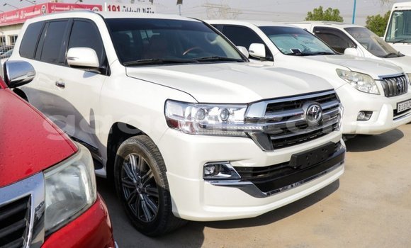 Acheter Import Voiture Toyota Land Cruiser Blanc à Import - Dubai, Somalie Acheter Import Voiture Toyota Land Cruiser Blanc à Import - Dubai, Somalie