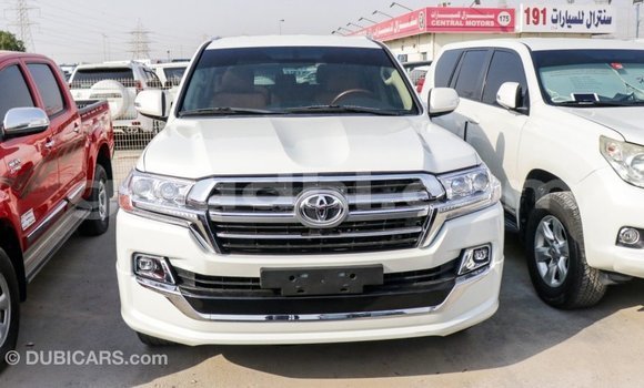 Acheter Import Voiture Toyota Land Cruiser Blanc à Import - Dubai, Somalie Acheter Import Voiture Toyota Land Cruiser Blanc à Import - Dubai, Somalie