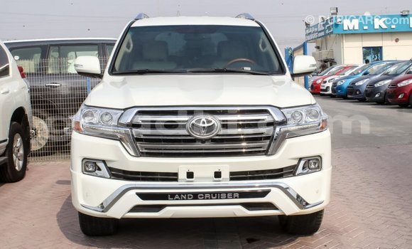 Imported Toyota Land Cruiser White Makiinaa iti Import - Dubai keessatti Somalia keessatti Imported Toyota Land Cruiser White Makiinaa iti Import - Dubai keessatti Somalia keessatti