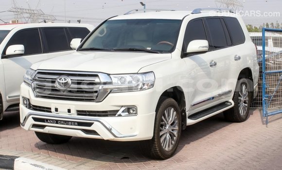 Imported Toyota Land Cruiser White Makiinaa iti Import - Dubai keessatti Somalia keessatti Imported Toyota Land Cruiser White Makiinaa iti Import - Dubai keessatti Somalia keessatti