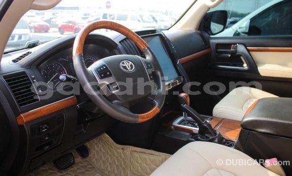 Imported Toyota Land Cruiser White Makiinaa iti Import - Dubai keessatti Somalia keessatti Imported Toyota Land Cruiser White Makiinaa iti Import - Dubai keessatti Somalia keessatti
