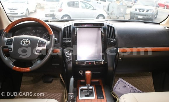 Imported Toyota Land Cruiser White Makiinaa iti Import - Dubai keessatti Somalia keessatti Imported Toyota Land Cruiser White Makiinaa iti Import - Dubai keessatti Somalia keessatti