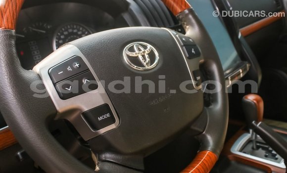 Imported Toyota Land Cruiser White Makiinaa iti Import - Dubai keessatti Somalia keessatti Imported Toyota Land Cruiser White Makiinaa iti Import - Dubai keessatti Somalia keessatti