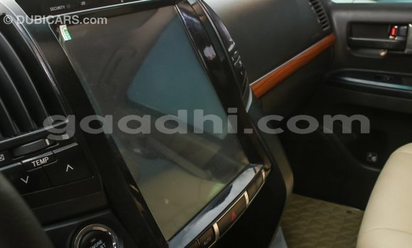 Imported Toyota Land Cruiser White Makiinaa iti Import - Dubai keessatti Somalia keessatti Imported Toyota Land Cruiser White Makiinaa iti Import - Dubai keessatti Somalia keessatti