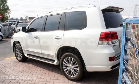 Imported Toyota Land Cruiser White Makiinaa iti Import - Dubai keessatti Somalia keessatti Imported Toyota Land Cruiser White Makiinaa iti Import - Dubai keessatti Somalia keessatti