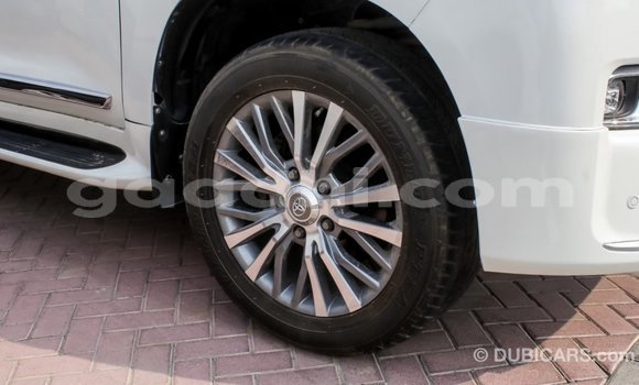 Imported Toyota Land Cruiser White Makiinaa iti Import - Dubai keessatti Somalia keessatti Imported Toyota Land Cruiser White Makiinaa iti Import - Dubai keessatti Somalia keessatti