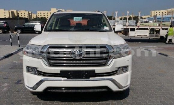 Imported Toyota Land Cruiser White Makiinaa iti Import - Dubai keessatti Somalia keessatti Imported Toyota Land Cruiser White Makiinaa iti Import - Dubai keessatti Somalia keessatti