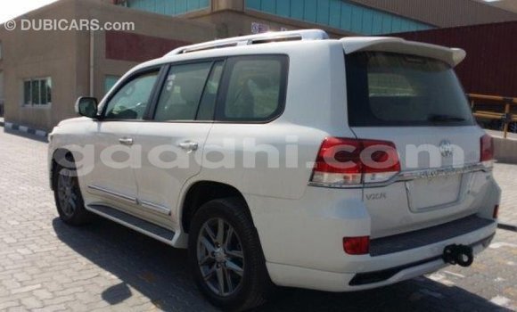 Imported Toyota Land Cruiser White Makiinaa iti Import - Dubai keessatti Somalia keessatti Imported Toyota Land Cruiser White Makiinaa iti Import - Dubai keessatti Somalia keessatti