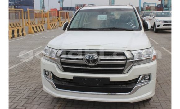 Imported Toyota Land Cruiser White Makiinaa iti Import - Dubai keessatti Somalia keessatti Imported Toyota Land Cruiser White Makiinaa iti Import - Dubai keessatti Somalia keessatti