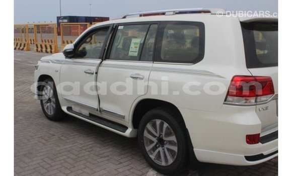 Imported Toyota Land Cruiser White Makiinaa iti Import - Dubai keessatti Somalia keessatti Imported Toyota Land Cruiser White Makiinaa iti Import - Dubai keessatti Somalia keessatti