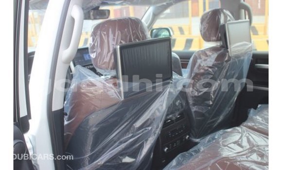 Imported Toyota Land Cruiser White Makiinaa iti Import - Dubai keessatti Somalia keessatti Imported Toyota Land Cruiser White Makiinaa iti Import - Dubai keessatti Somalia keessatti