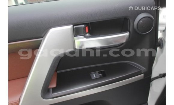 Imported Toyota Land Cruiser White Makiinaa iti Import - Dubai keessatti Somalia keessatti Imported Toyota Land Cruiser White Makiinaa iti Import - Dubai keessatti Somalia keessatti