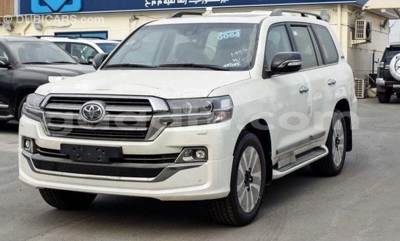 اشتري Imported Toyota Land Cruiser أبيض سيارة في Import - Dubai في الصومال اشتري Imported Toyota Land Cruiser أبيض سيارة في Import - Dubai في الصومال