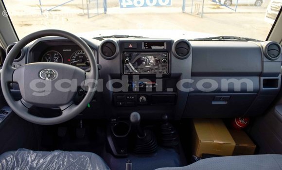 اشتري Imported Toyota Land Cruiser اللون البيج سيارة في Import - Dubai في الصومال اشتري Imported Toyota Land Cruiser اللون البيج سيارة في Import - Dubai في الصومال