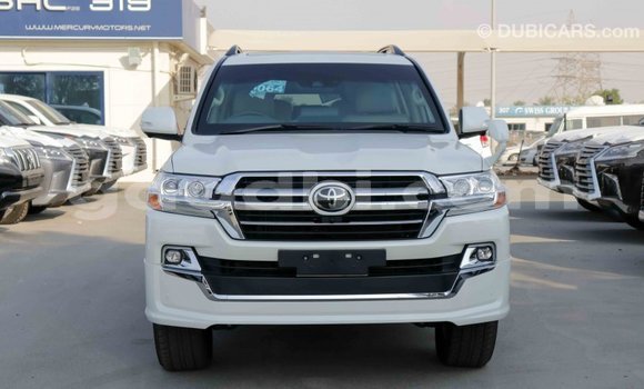 Imported Toyota Land Cruiser White Makiinaa iti Import - Dubai keessatti Somalia keessatti Imported Toyota Land Cruiser White Makiinaa iti Import - Dubai keessatti Somalia keessatti