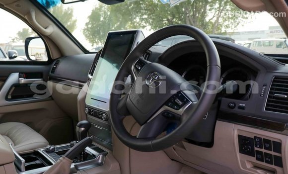 Imported Toyota Land Cruiser White Makiinaa iti Import - Dubai keessatti Somalia keessatti Imported Toyota Land Cruiser White Makiinaa iti Import - Dubai keessatti Somalia keessatti