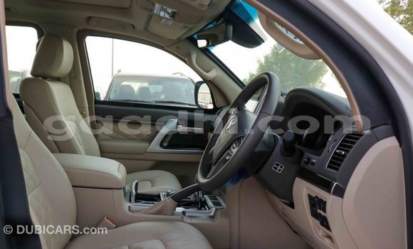 Imported Toyota Land Cruiser White Makiinaa iti Import - Dubai keessatti Somalia keessatti Imported Toyota Land Cruiser White Makiinaa iti Import - Dubai keessatti Somalia keessatti