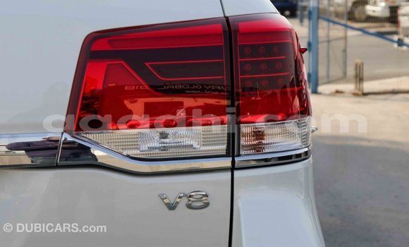 Imported Toyota Land Cruiser White Makiinaa iti Import - Dubai keessatti Somalia keessatti Imported Toyota Land Cruiser White Makiinaa iti Import - Dubai keessatti Somalia keessatti