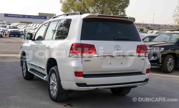 Imported Toyota Land Cruiser White Makiinaa iti Import - Dubai keessatti Somalia keessatti Imported Toyota Land Cruiser White Makiinaa iti Import - Dubai keessatti Somalia keessatti